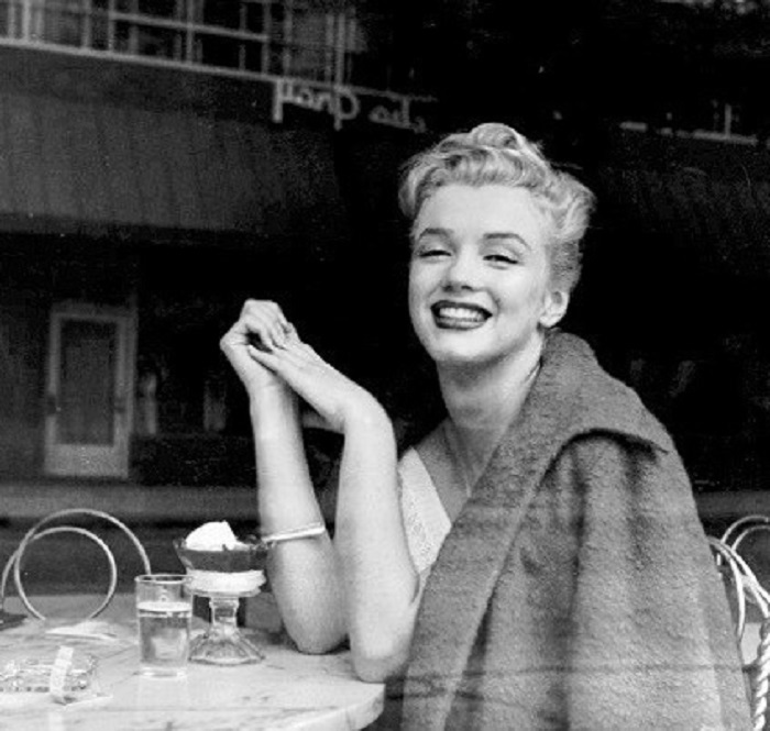 Фотография культовой американской актрисы, сделанная через стекло кафе в 1952 году.
