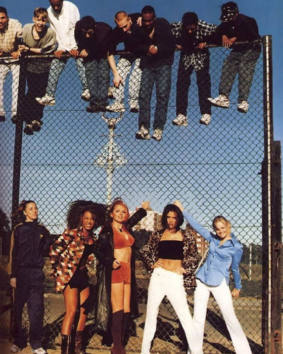 Английская женская музыкальная группа после выпуска своего дебютного альбома «Spice» в 1996 году.
