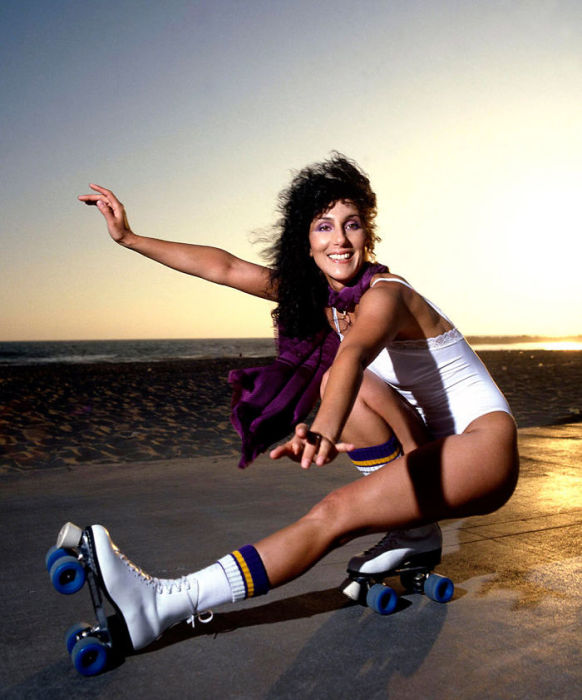 Знаменитая поп-исполнительница на роликовых коньках в объективе американского фотографа Дугласа Киркланда (Douglas Kirkland).