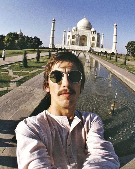 Британский рок-музыкант и соло-гитарист группы «The Beatles» снимает селфи перед Тадж-Махалом в Индии в 1966 году.