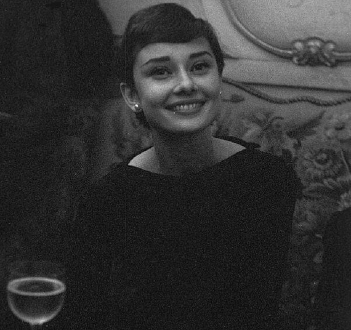 Британская актриса и икона стиля во время посещения Парижа в мае 1955 года.