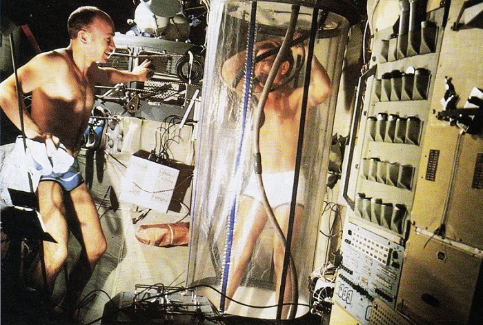 Водные процедуры космонавтов Анатолия Березового и Валентина Лебедева  на борту.