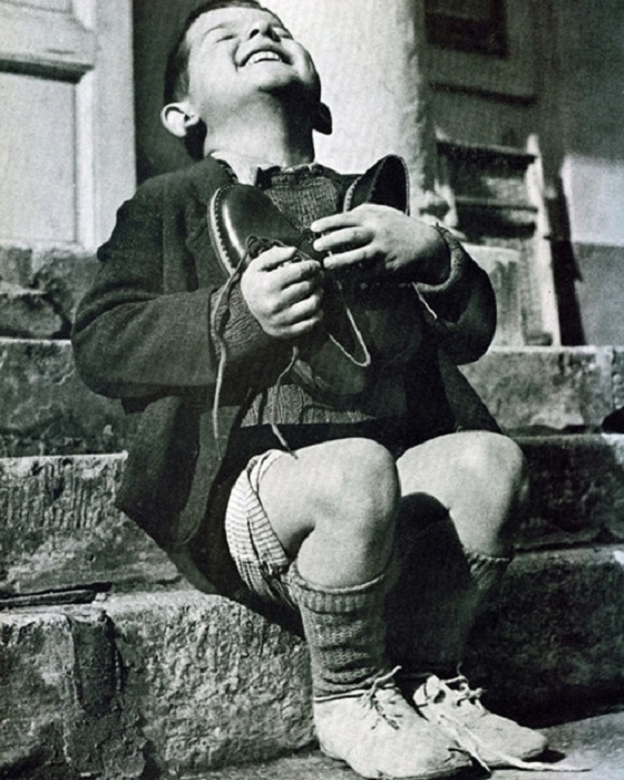 Австрийский сирота получает новую обувь, 1946 год.