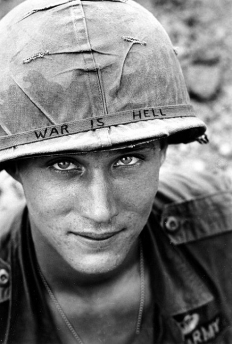 Солдат 173-й воздушно-десантной бригады со словами «Война - это ад» написанными на его шлеме, Южный Вьетнам.