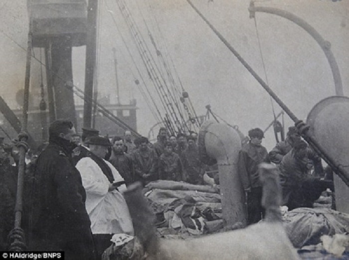 Священник проводит службу для десятков погибших пассажиров Титаника, прежде чем они будут похоронены в море, 1912 год.