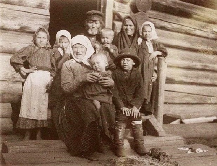 Многодетная семья возле избы, 1912 год. Автор фотографии: неизвестен.