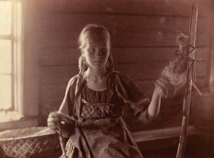 Девушка за работой. Беломорская Карелия, 1894 год. Автор фотографии: Инха (Нюстрём) Инто Конрад.