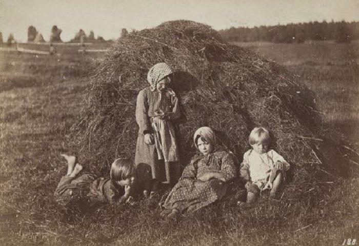 Крестьянские дети отдыхают возле стога сена. Симбирская губерния, 1860 года. Автор фотографии: Вильям (Василий) Андреевич Каррик.