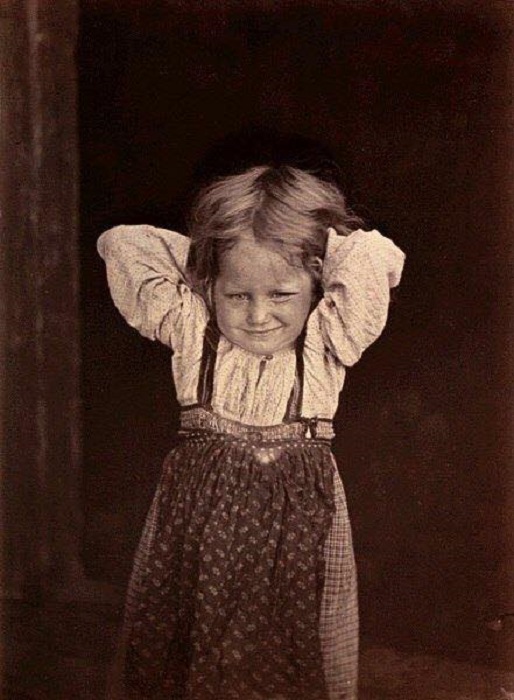Карельская девочка в старинной одежде свободного кроя. Беломорская Карелия, 1894 год. Автор фотографии: Инха (Нюстрём) Инто Конрад.