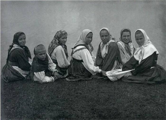 Деревенские девушки на берегу реки в одежде, которая была принята в то время. Автор фотографии: С.А. Лобовикова, 1914-1916 года.