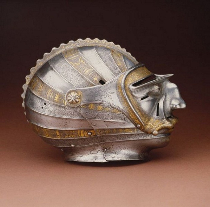 Закрытый шлем-маска, который был популярен в начале 16-го века.