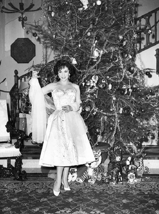 В 1947 году заняла третье место на конкурсе «Мисс Италия», получила прозвище «Самая красивая женщина в мире».