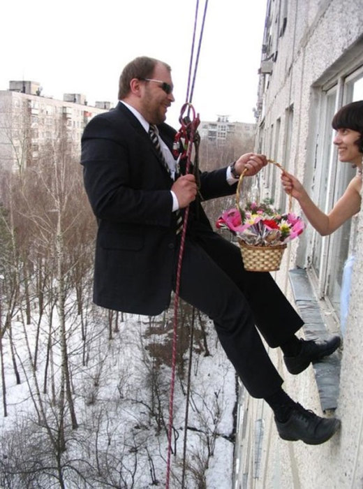 Весьма необычный способ доставки… свадебного «букета»?