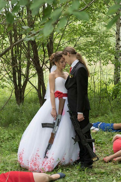Скорее всего, невеста просто хотела привлечь к себе больше внимания в день бракосочетания.