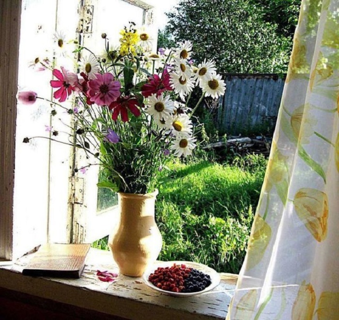 Маленький томик стихов, аппетитные ягоды и ароматный букет летних цветов.