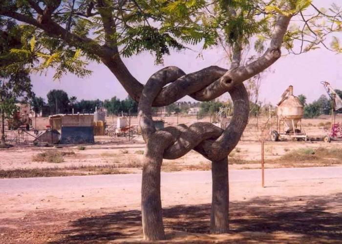Еще один невероятный «питомец» известного парка «Цирк деревьев», который создал канадец Аксель Эрландсон.