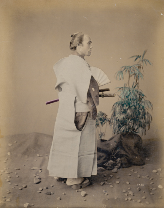 Самурай в японских деревянных сандалях, 1880 год.