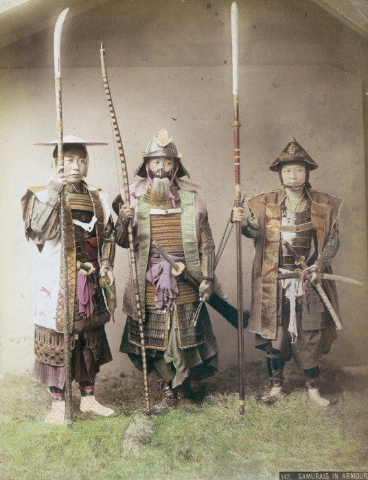 Общий вес японских доспехов составлял порядка 12 - 15 килограмм, 1880 год.