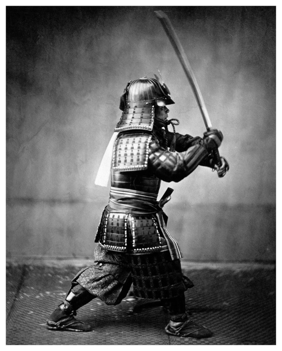 Защитные доспехи самурая изготавливались из металла и состояли из нескольких отдельных частей, которые были подвижно соединены друг с другом кожаными ремнями, 1867 год.