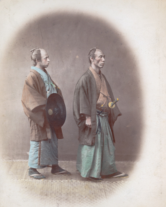 В повседневной жизни самураи носили одежду, состоявшую из трёх основных частей: плечевого халата — кимоно, поясного элемента — хакама и накидки — хаори, 1865 год.