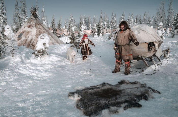  Кочевники тундры около своего чума. Полуостров Ямал. © Камиль Нуреев