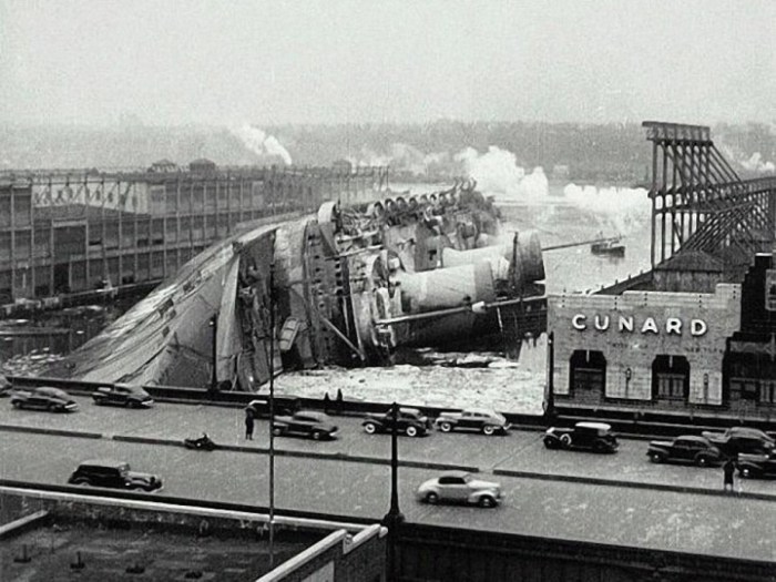 Из-за пожара и аварии судно перевернулось у пирса в Нью-Йорке, 1942 год.