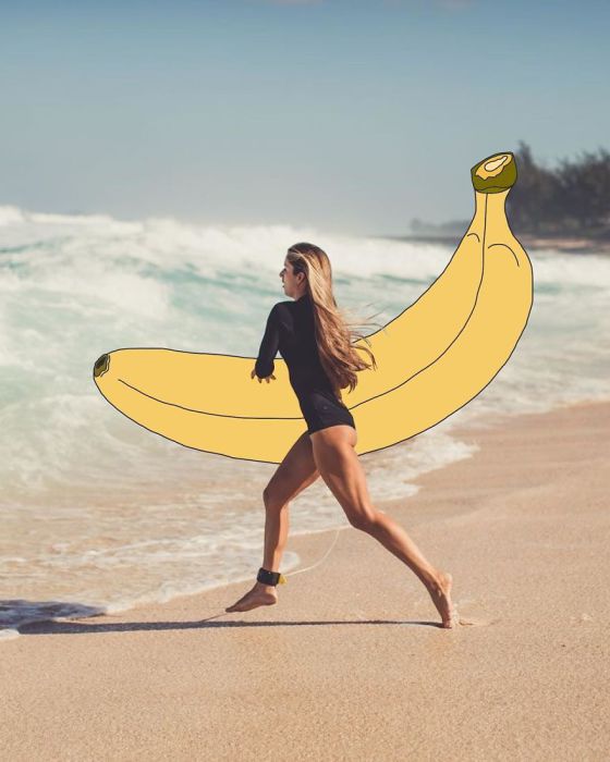 Девушки любят кататься на банане.
