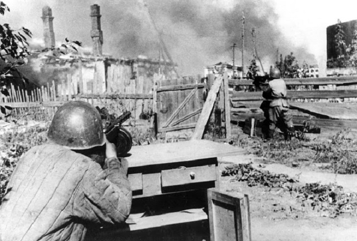 Позиция советских солдат во дворе дома.