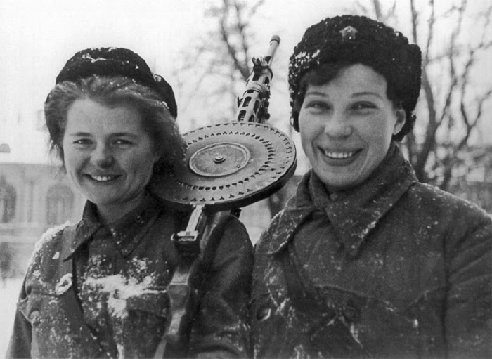 Две советские пулеметчицы.