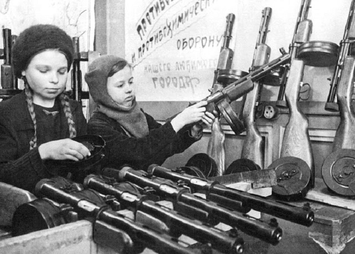 Две девочки собирают оружие в блокадном Ленинграде.