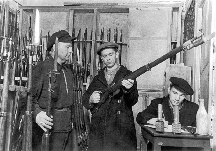 Ленинградские ополченцы получают оружие.