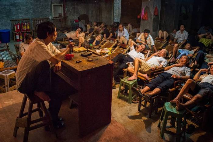 В китайской провинции Сычуань чайный дом до сих пор играет важную роль в повседневной жизни: здесь люди отдыхают и слушают рассказы. Автор фотографии: Айминг Ванг (Aimin Wang).
