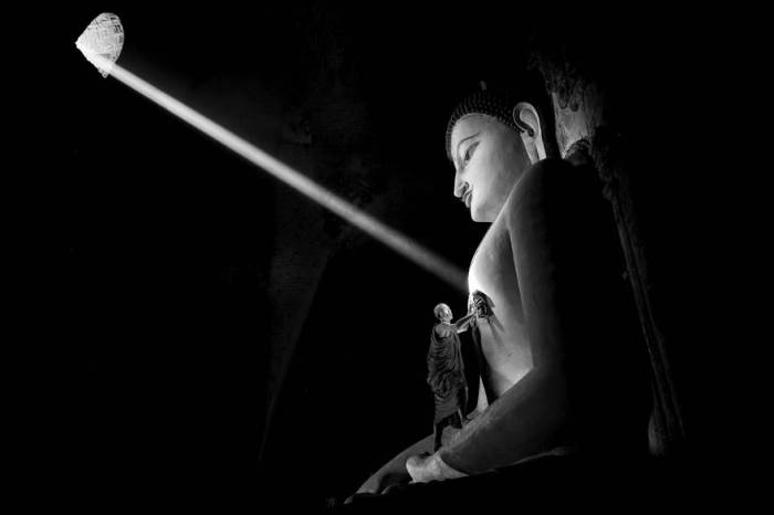 Монах чистит огромную статую. Автор фотографии: Gunarto Gunawan (Гунарто Гунаван).
