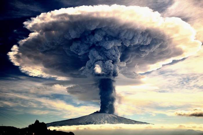 В декабре 2015 года вулкан Этна извергал магму, пепел и газ, которые поднимались на высоту нескольких километров. Автор фотографии: Джузеппе Марио Фамиани (Giuseppe Mario Famiani).