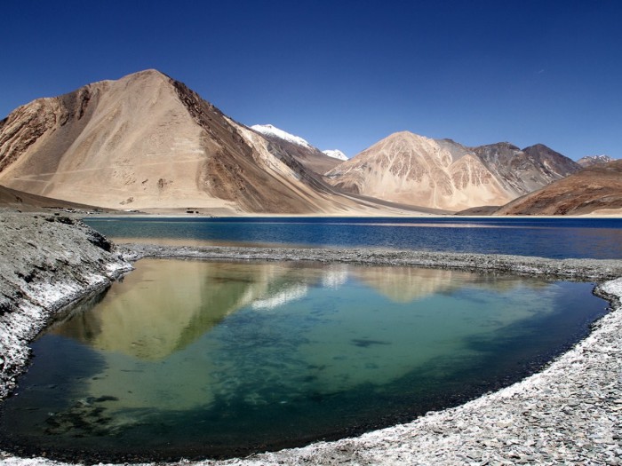 Одно из крупнейших и красивейших соленых озер в Азии.