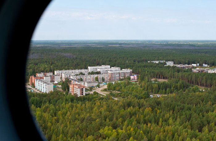 Один из самых молодых городов в Томской области: основан в 1982 году как посёлок нефтяников, в 1987 году получил статус города и в основном состоит из типовых пятиэтажных домов, расположенных среди соснового бора.