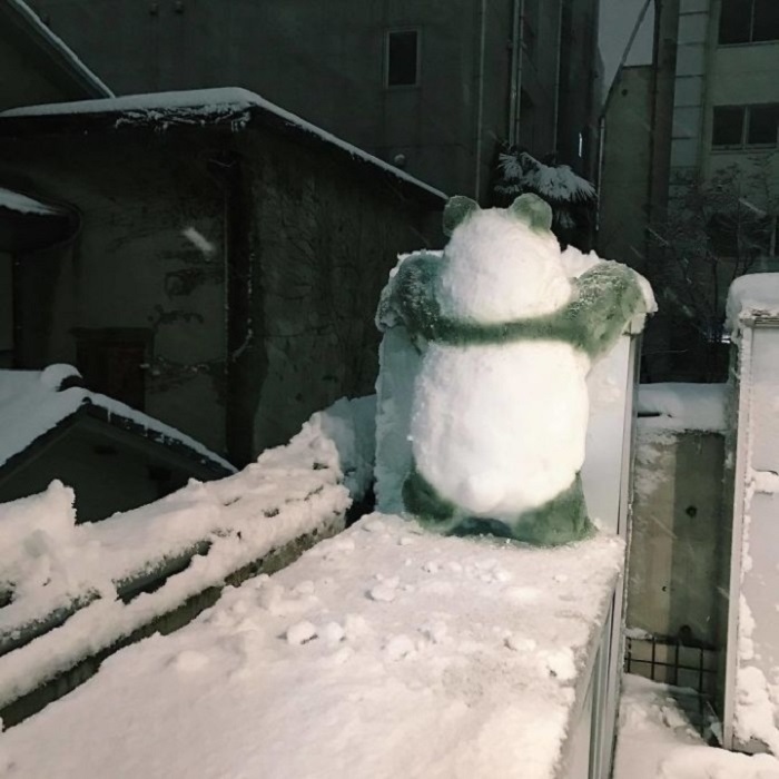 Снежная скульптура выглядит довольно убедительно, кажется, что панда вот-вот продолжит свой путь.
