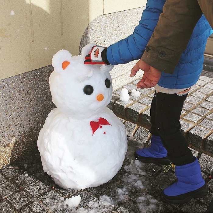 Каким-то невероятным образом японцам удается даже обычного снеговика превратить в милого мишку.