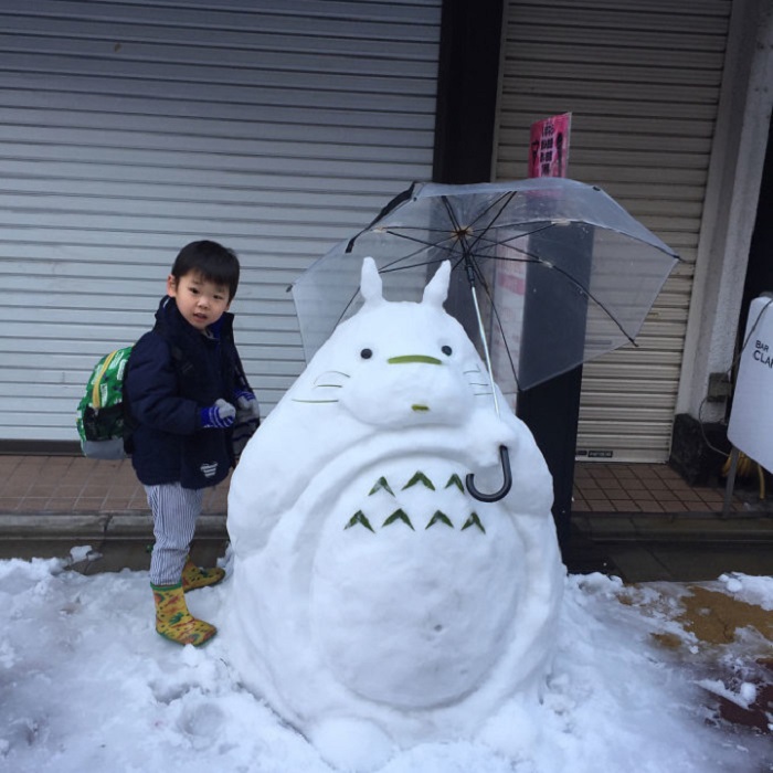Придуманного мультипликатором Хаяо Миядзаки большого хранителя леса вылепили из снега.