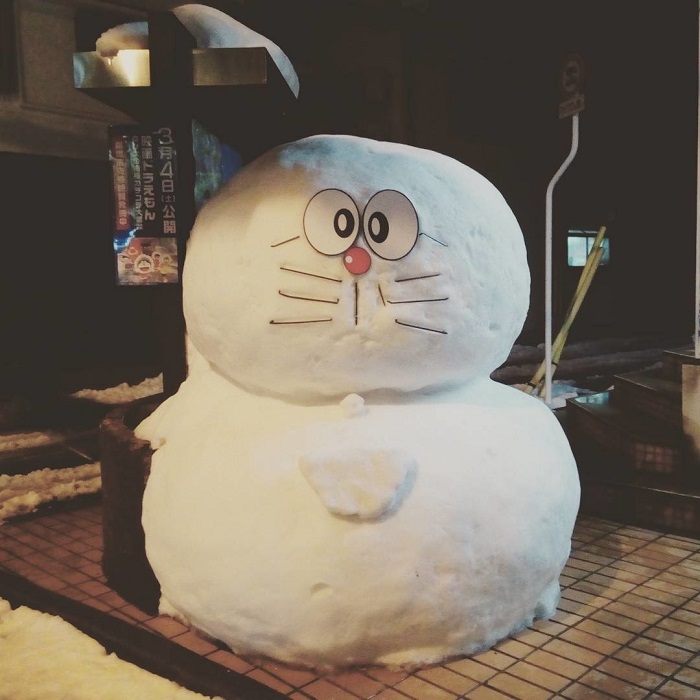 Странный снеговик, появившийся на тротуаре возле японского магазина.