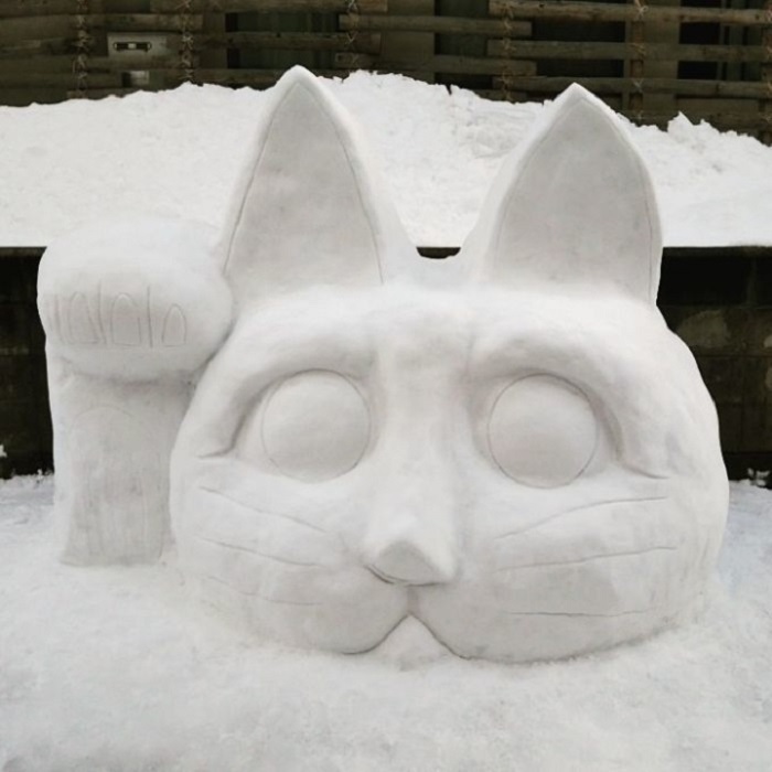 Распространенную японскую фигурку кота удачи искусно вылепили из снега.