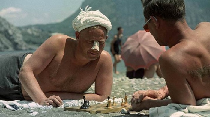 Шахматная партия на песчаном берегу моря.
