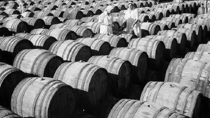 Именно на полуострове размещались крупнейшие винные заводы СССР – «Массандра», «Коктебель» и Инкерманский завод.