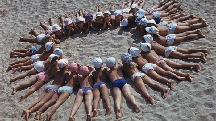 Дети на теплом песке пляжа в Евпатории.