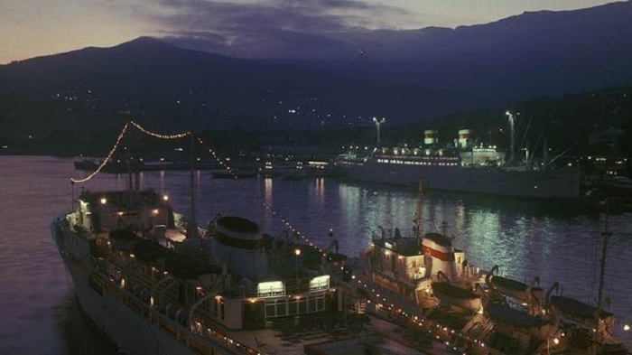 Ночной ялтинский порт – огромные освещенные суда на фоне величественных гор. 