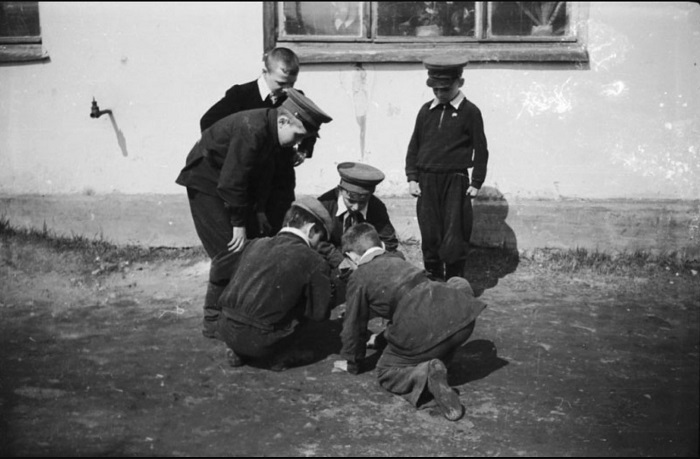 Игра в чику на школьном дворе, Пермь, 1958 год.