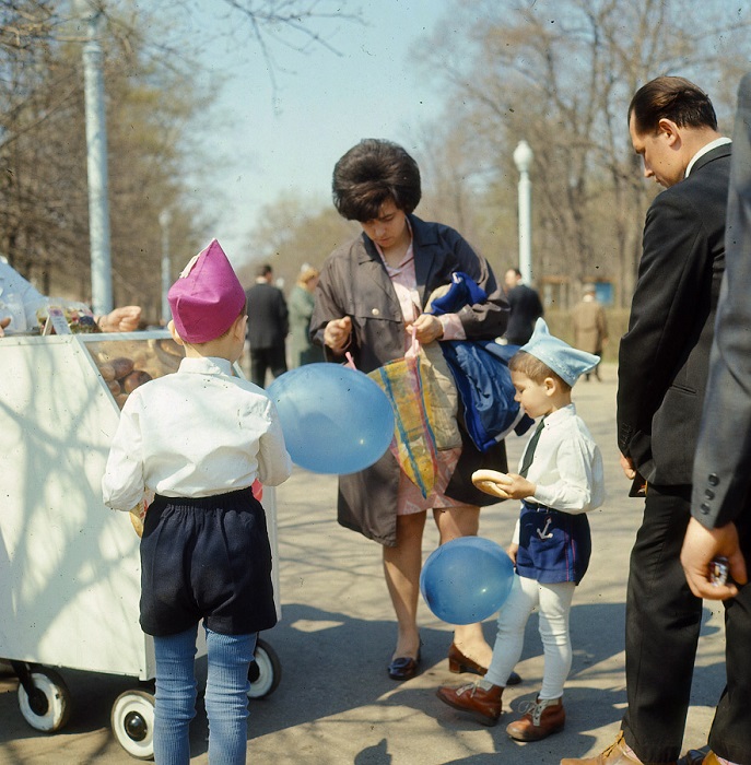 Воскресный отдых советских людей. Пакрк «Сокольники», Москва, 1969 год.