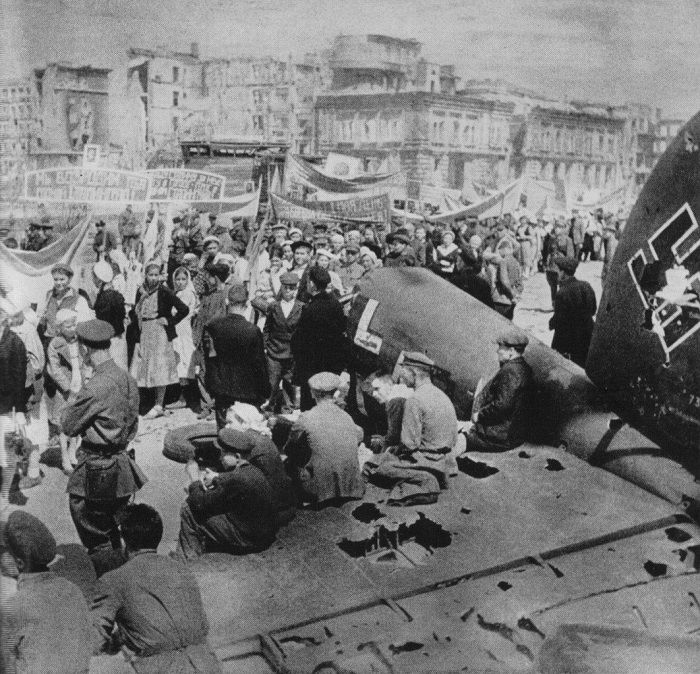 В кадре, запечатлевшем Первомайскую демонстрацию в Сталинграде, видно хвост сбитого немецкого бомбардировщика Heinkel He 111.
