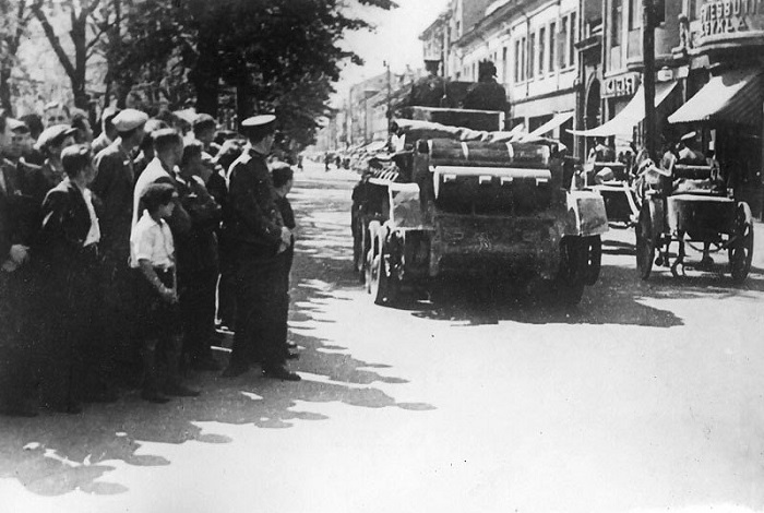 Жители города провожают взглядами части Красной Армии, вступившие на улицы Каунаса.