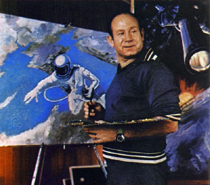 Советский космонавт Алексей Леонов работает над своей картиной под названием «Над Черным морем».